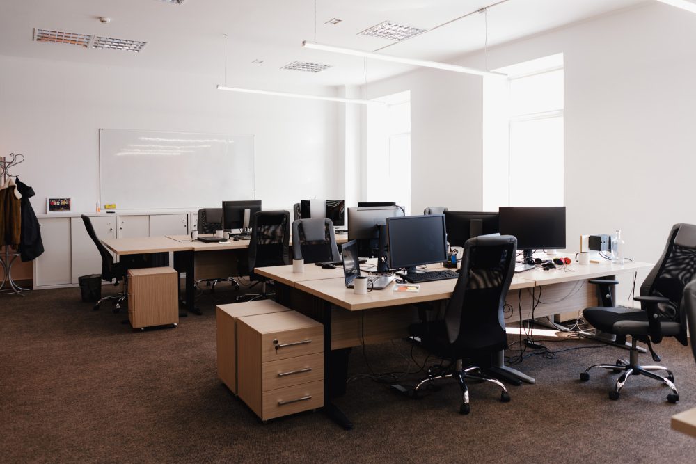 Dubai's flexible business environment allows owners to manage their companies from anywhere in the world. One of the key trends emerging from this flexibility is the use of virtual offices, particularly among startups. Virtual offices provide two major advantages: flexibility and cost savings.